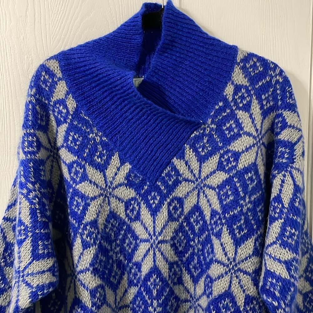 Benetton Vintage Asymmetrical Snowflake Pattern Sweater (Fits Like A Large/XL) - Picture 5 of 6